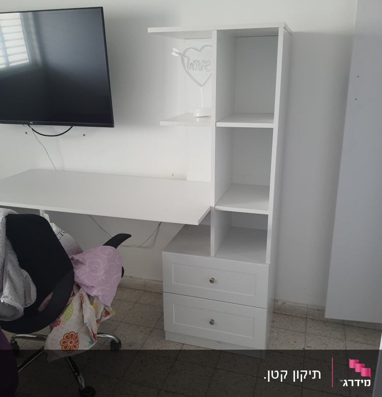 שולחן עבודה לבן עם מדפים ומגירות